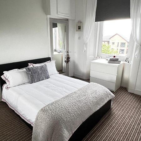 1 Bedroom Flat In Tolcross, Glasgow Top Floor. מראה חיצוני תמונה